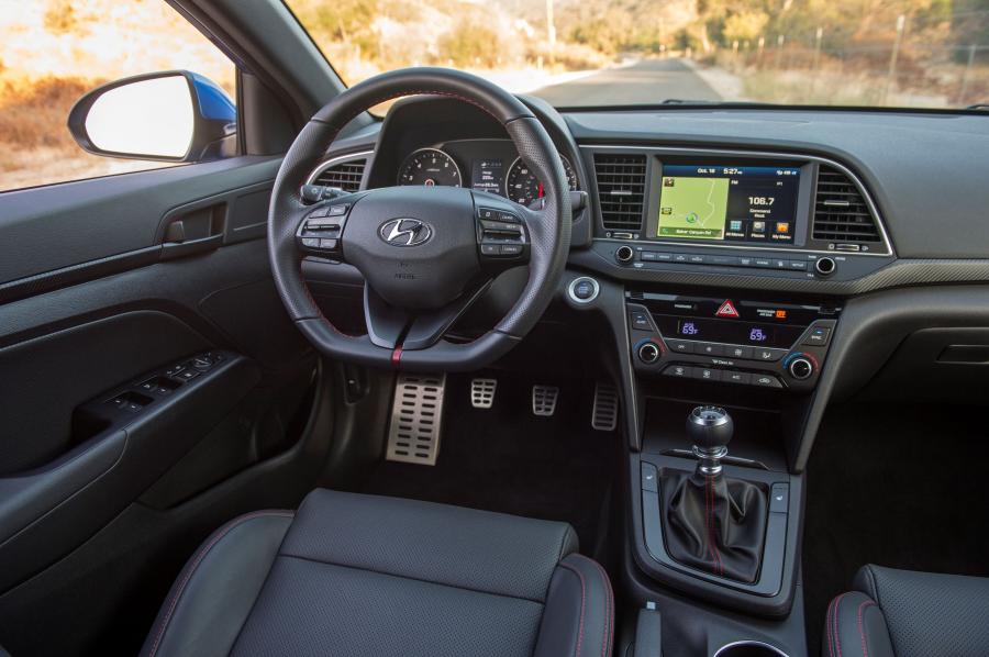 Интерьер Hyundai Elantra Sport 2016 года  (NA) (фото 23 из 41)